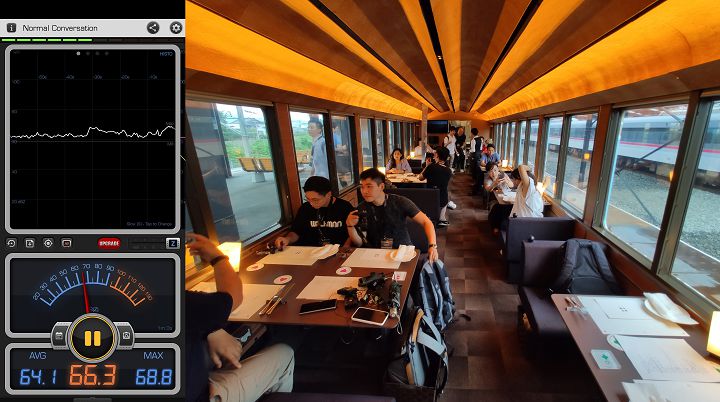 「52 席的至福」列車共有 4 節車廂，外觀分別對應秩父的春夏秋冬四季，筆者搭乘的 2 號車廂內部，天花板使用柿澀和紙裝飾，列車雖由較舊型的 4000 系改裝而成，噪音仍控制得相當不錯。