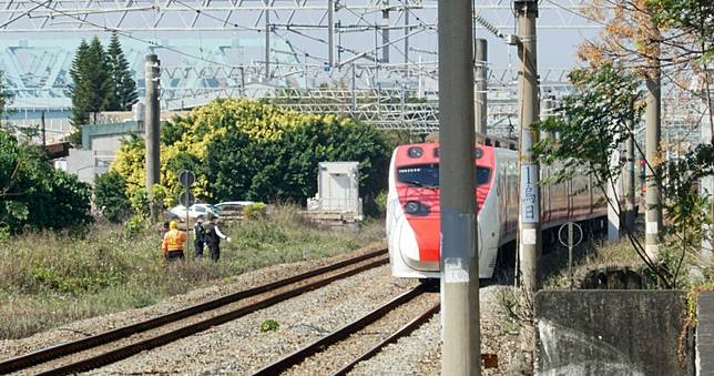 台鐵烏日站驚傳離奇事故！旅客爬車頂遭電車線電擊墜軌