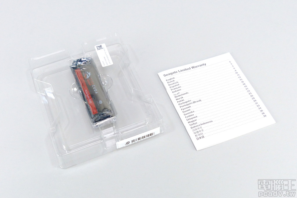 包裝內容物包含 1 個 M.2 NVMe SSD 和多國語言保固書。