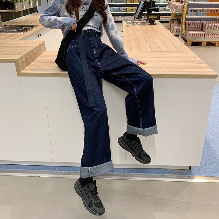 深藍色加絨牛仔褲女直筒褲寬松闊腿老爹褲子秋季復古高腰顯高長褲實屬回饋的款~質量做工都挺好的，每個細節都做的很好！ 更多撩人單品，請關注賣場，超多日韓时尚裝備等你來！！！產品介紹商品材質：棉+聚酯纖維+其他面料銷售單位：件產地：大陸廣州商品特點：顯瘦，時尚，個性，學院學生。 尺碼詳情商品尺碼圖在最後兩張圖片，請往後翻圖片！由於手工測量尺寸，可能存在2-4cm的誤差。對碼數不確定的，請聯繫客服推薦哦！溫馨提示秋/冬季商品體積和重量較大，為避免包裹超材無法配送，購買多件商品清注意分開訂單下單！如有疑問，請先聯繫客服咨詢後再下單。部分新產品的紐扣孔未剪開，屬於正常現象。同款不同顏色/尺寸可能由於不同廠家供貨，尺寸/顏色會有點相差。出貨時間與流程1.所有商品皆會在下單3天內出貨，以出貨時間開始算，约5-8天到達門市。2.我們是海外賣家，商品從深圳發出，運送途中需要過海關，如急需請聯繫客服後再下單。3.所有商品出貨前都會仔細檢查，如有缺貨會進行通知。4.訂單提示的完成付款時間不是取貨時間，取貨時間請以收到的簡訊為準。5.包裹到達門市後請及時取件，最長取貨時限為包裹到門市後7天以內。不取件或超過取貨時限會導致包裹退回，造成我們直接損失包裹！6.請買家收到貨務必再檢查，取貨後如有任何問題請先與我們聯繫，不要著急差評，我們一定給您解決問題。#現貨 #百搭 #韓版 #韓妞必備 #顯瘦 #時尚 #寬鬆 #學院風 #女生衣著 #休閒 #快速出貨