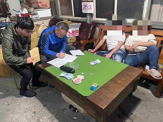 宜蘭警方過年14日在員山一處宮廟起獲非法賭博人員及賭具(宜蘭警方提供）