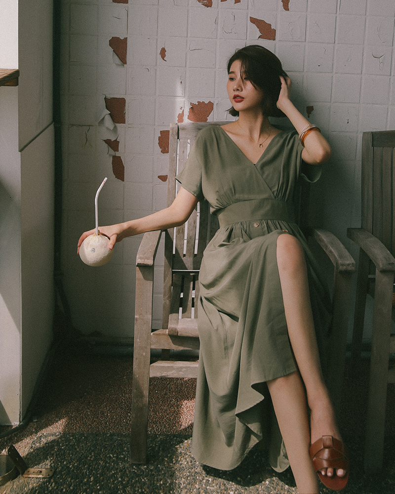 有暗釦/微露背V領/後拉鍊/有內裡 商品長度/長版商品版型/寬鬆商品厚薄/適中商品彈性/無