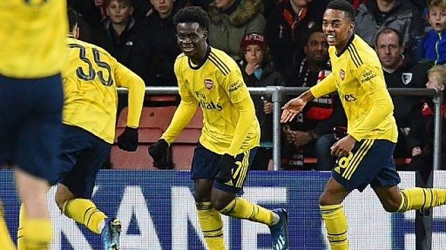 
Striker Arsenal Bukayo Saka (tengah) merayakan gol ke gawang Bournemouth bersama rekan setimnya di babak keempat Piala FA di Vitality Stadium. Glyn KIRK / AFP
