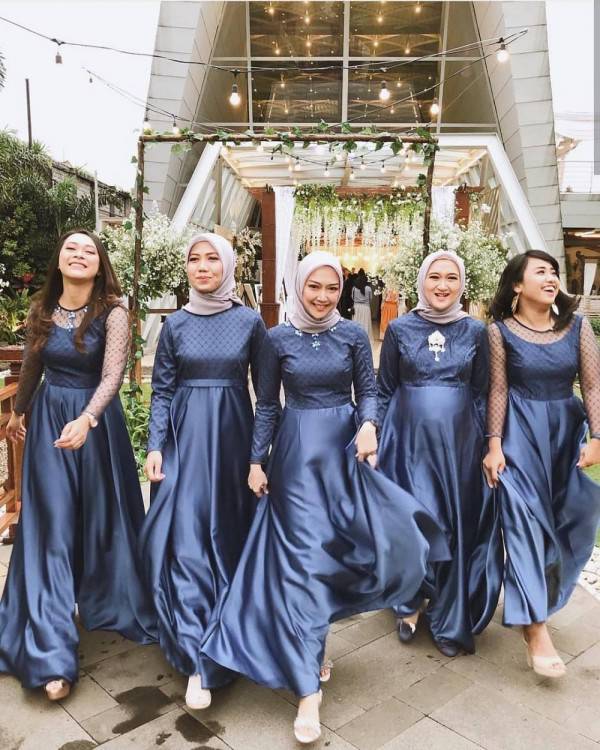 10 Inspirasi Model Gaun Bridesmaid Berbahan Satin Anggun