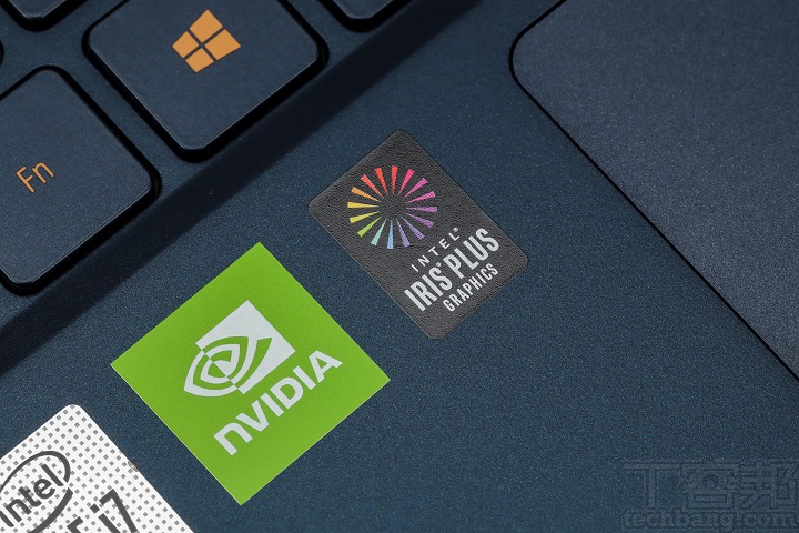 在機身上可見 NVIDIA 及 Intel Iris Plus貼紙，表示除了有最新的 Intel Iris Plus 顯示晶片外，還有 NVIDIA 獨立顯示晶片。