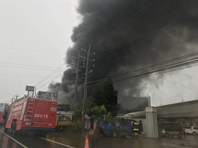 彰化大村中古車行火警消防隊 冒雨 搶救 中時新聞網 Line Today