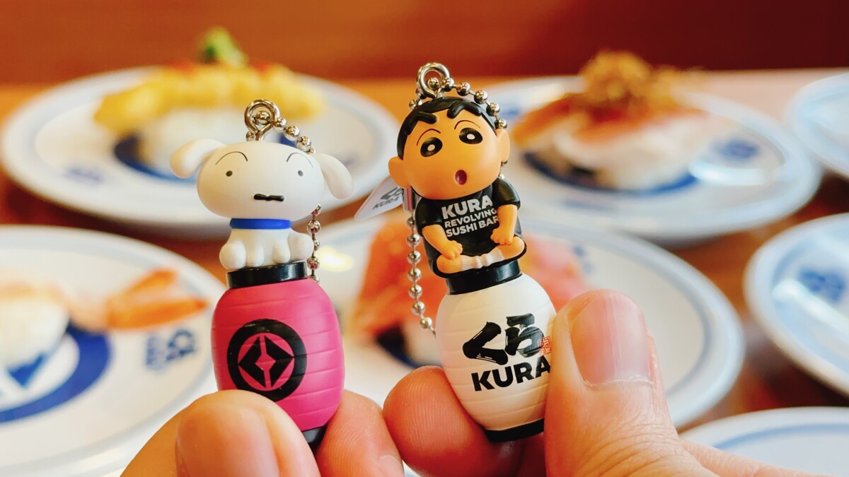 小新在藏壽司！藏壽司x蠟筆小新聯名扭蛋，小新公仔、胸章13款限定扭蛋「這天」開扭