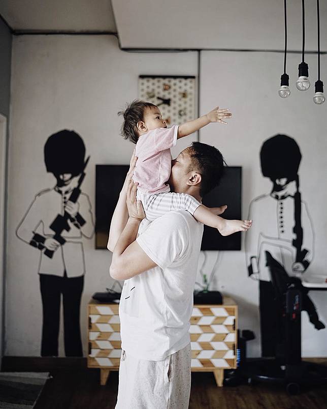 10 Potret Bapak Artis Gendong Anak, Suami Idaman Banget Sih