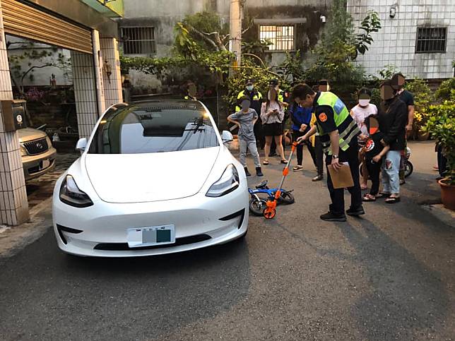 台中5歲童騎車撞上特斯拉　接受酒測吹氣