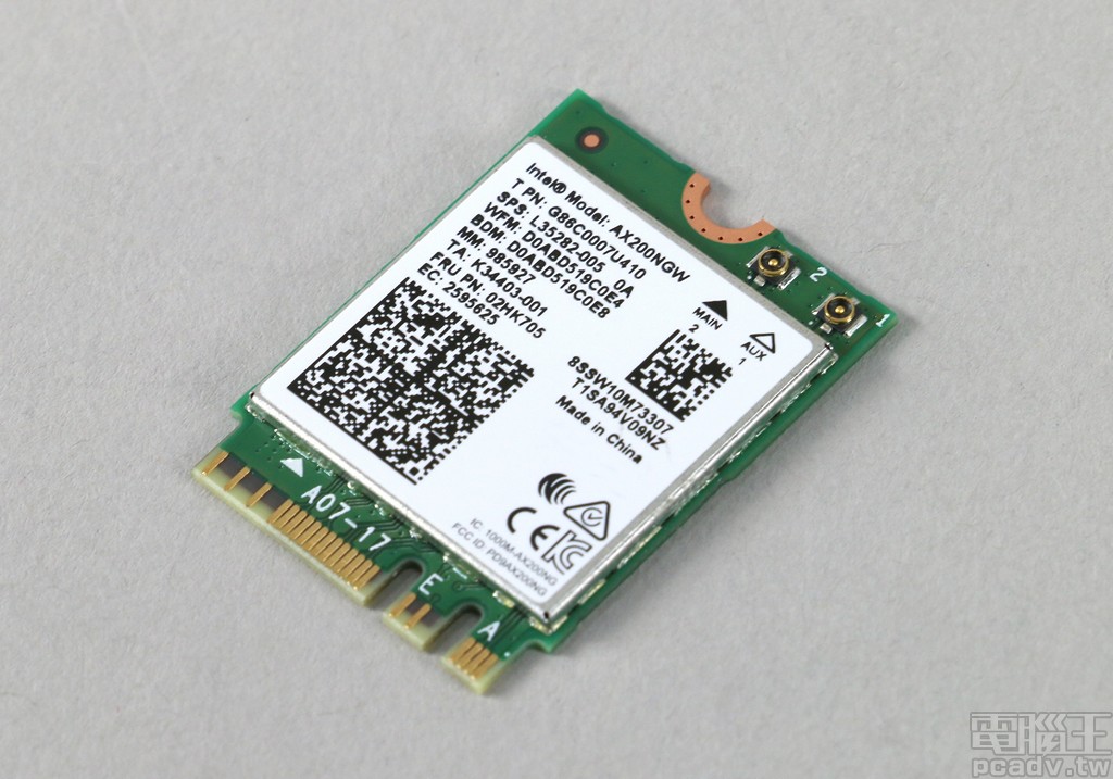 ▲ 受測品 Intel Wi-Fi 6 AX200 外觀為 M.2 2230 形式，採用 PCIe 和 USB 介面與電腦相互連結。