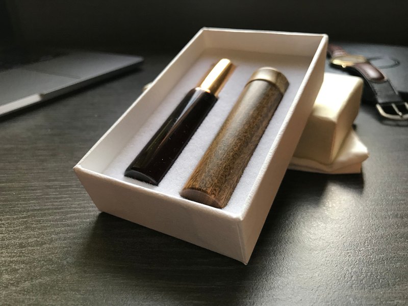 享受高質感木藝製品 體驗天然精油帶來的芬芳 我們利用木質來吸附精油 使香氣能長久保存 專利的木螺牙結構，使之更添獨特氣息 改善生活中的鬱悶 焦慮 失眠 壓力 緩解鼻塞 頭疼 精神不濟 用自然的方式呼緩