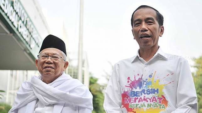 Bakal capres cawapres Pilpres 2019, Joko Widodo dan Ma'ruf Amin saat tiba di lokasi untuk pemeriksaan tes kesehatan di RSPAD, Jakarta, Minggu (12/8). [Suara.com/Muhaimin A Untung]