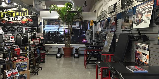  Ilustrasi toko aksesori mobil (tireempire.com) 