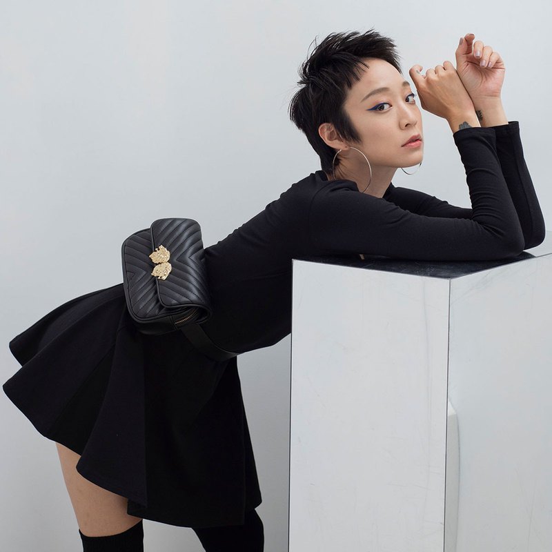 衣櫃必備一件可以出席重要場合的合身洋裝，CLAP的圓領小洋裝選用頂級棉布料，柔軟度增加更加舒適之外，合身洋裝推薦這款，經後加工定色處理洗後不易褪色，袖子收窄增加時尚度，運用合身洋裝穿搭展現妳的完美曲線