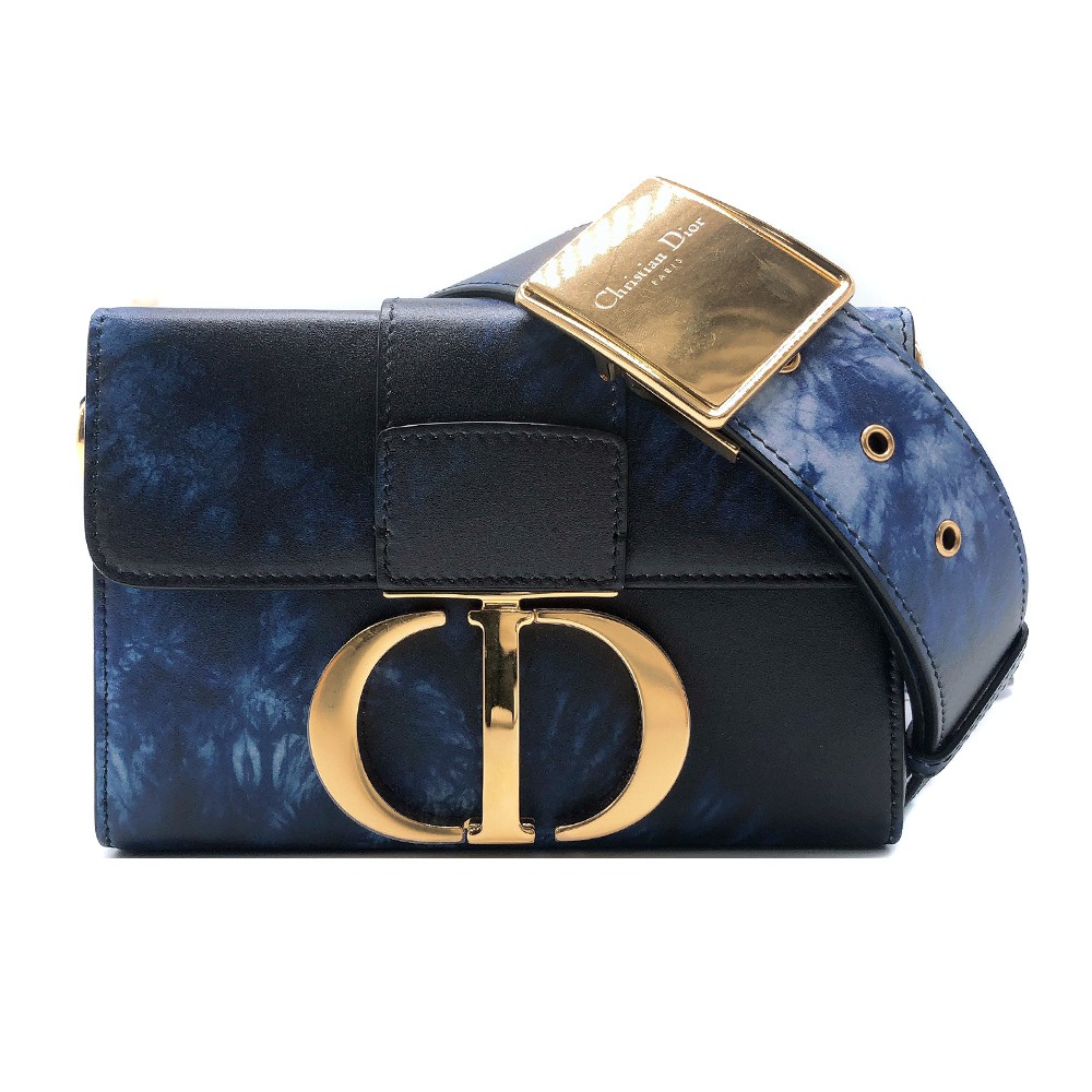 專櫃缺貨款Christian Dior 風格扣環Tie & Dior 主題圖案品牌：Dior材質：小牛皮內裡材質：小牛皮尺寸：約 17.5 x 11.5 x 5 cm格式：壓扣開口；內貼袋X1 可否放置A4：否配件：保卡/防塵/背帶/盒子來源：歐洲真品平行輸入注意事項:商品配件以賣場說明為準，請務必確認可接受再下單