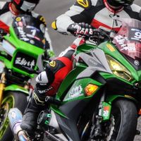 🏆Kawasaki亞駒重車騎士館🇹🇼車輛買賣請洽王店長，維修保養預約請洽廖店長，人身部品請洽韋志🏁