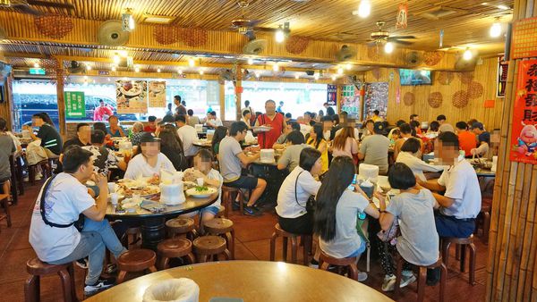 【宜蘭美食】甕窯雞宜蘭店-非用餐時間也是滿滿人潮的烤雞店