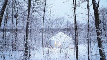 與大雪相融合的白色小木屋：加拿大山居小屋