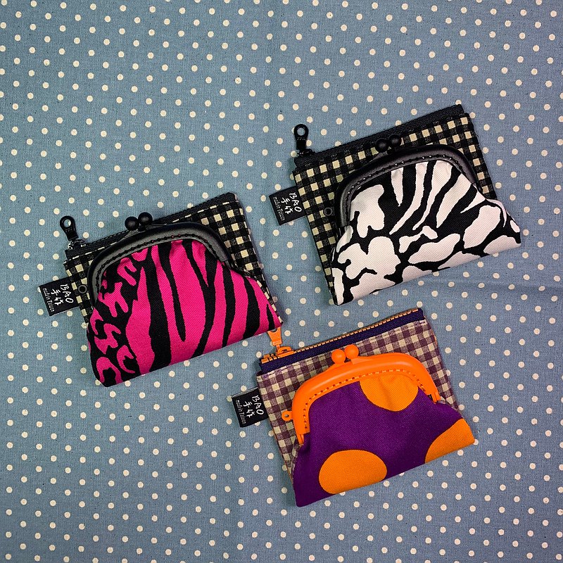零錢包也有可以有不同的樣貌~ 拉鍊口袋放紙鈔和卡片，口金錢包可放零錢 兩邊打開裡層也可以放置悠遊卡、收據、名片 尺寸：11cm*9cm