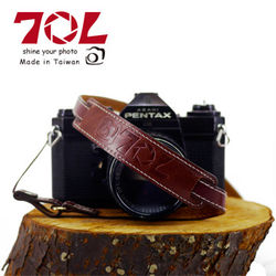 ◎■可單肩背進而減輕頸部負擔|◎■採鉚釘加強固定增加牢固性|◎■繫繩式設計適用於所有相機品牌:70L材質:真皮尺寸:背帶全長：75cm左邊背帶：4cm左邊帶身：27cm中間帶身：12cm右邊帶身：28