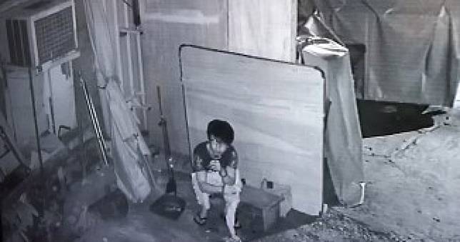 年輕人脫褲「隨地拉屎」！仙草攤位沾滿糞　網批：跟野狗沒兩樣