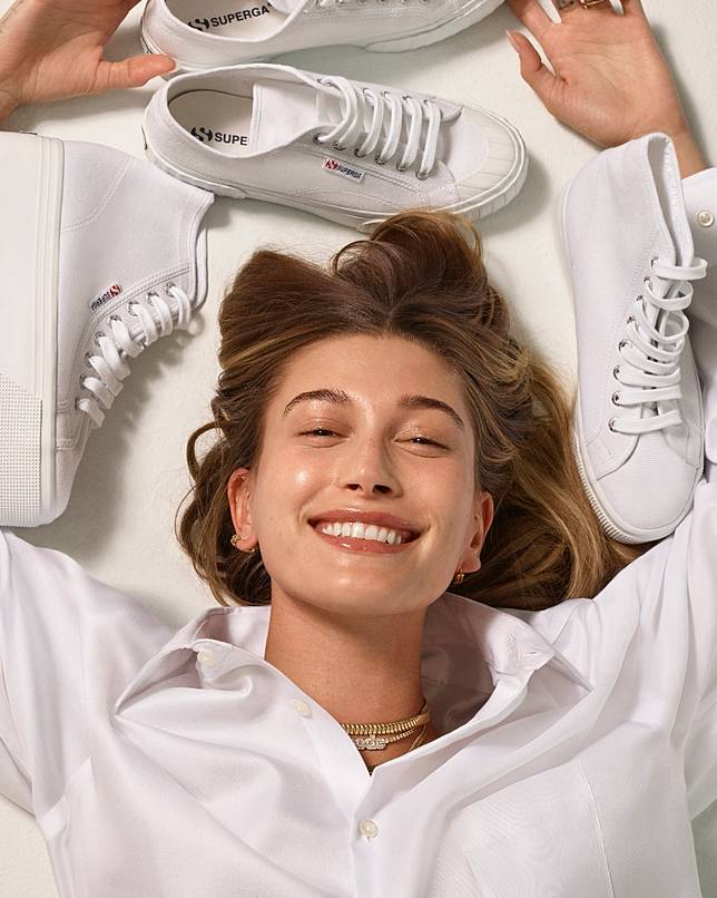 Hailey Bieber Resmi Ditunjuk Sebagai Global Ambassador Untuk Brand Sepatu Asal Italia Superga Harpersbazaar Co Id Line Today