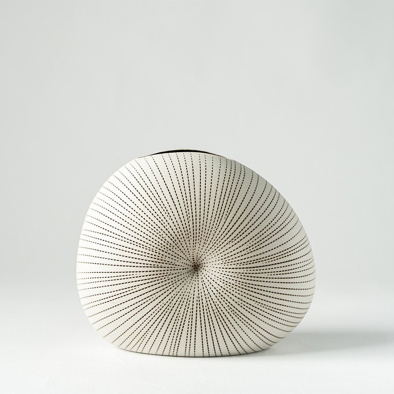 釉燒花器 優雅別緻的手作貝殼造型花器，與美好的花藝作品相襯，交織成獨一無二的花藝藝術品，襯托出花藝作品的美好樣貌。