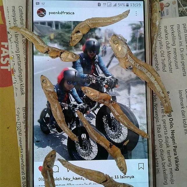 Lagi Viral Layar Smartphone Muncul Ular, Beragam Meme Kocakpun Bikin Ngakak!