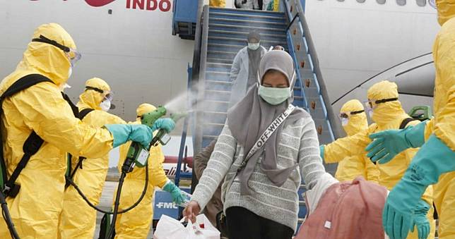 印尼包機撤238僑民　乘客落地「消毒液洗禮」狂噴3回