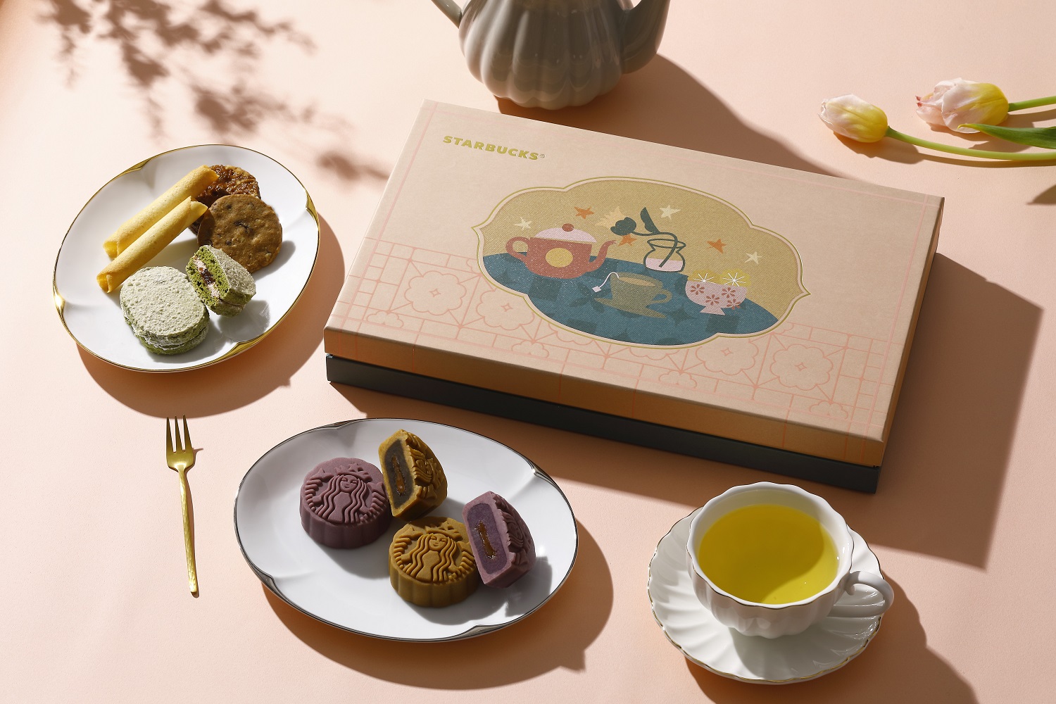 今年中秋星巴克以記憶中那棟美好的老房子為主題，推出多款美味月餅。圖為「月光花園禮盒」西式的花型窗花，為下午茶妝點出古典的優雅。(圖片提供/星巴克)