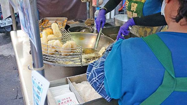 【高雄美食】老牌白糖粿-50年老字號超人氣排隊路邊攤美食