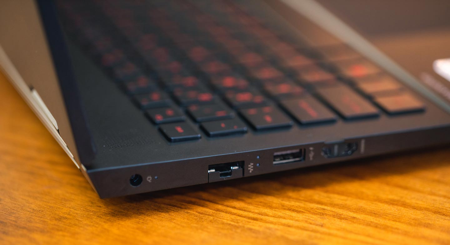 機身左側後端可看到電源接孔、可收合式的乙太網路 RJ-45 埠、一組 USB 3.2 A Gen1 埠、HDMI out 埠。