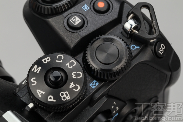 模式轉盤 機身右肩具備模式轉盤，可讓使用者自訂模式並快速切換操作。