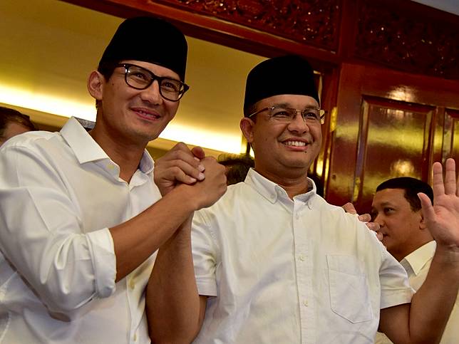 Pasangan calon Gubernur dan Wagub DKI Jakarta Anies Baswedan (kanan) dan Sandiaga Uno (kiri). (Foto: Antara/Dedi Wijaya).