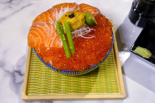 中山區聚餐火鍋推薦-丼賞和食+嗨蝦蝦林森旗艦店，百蝦龍船四人套餐，台北尾牙/謝師宴餐廳，林森北路石頭火鍋+日本料理，超浮誇高CP值百隻蝦龍蝦船大挑戰