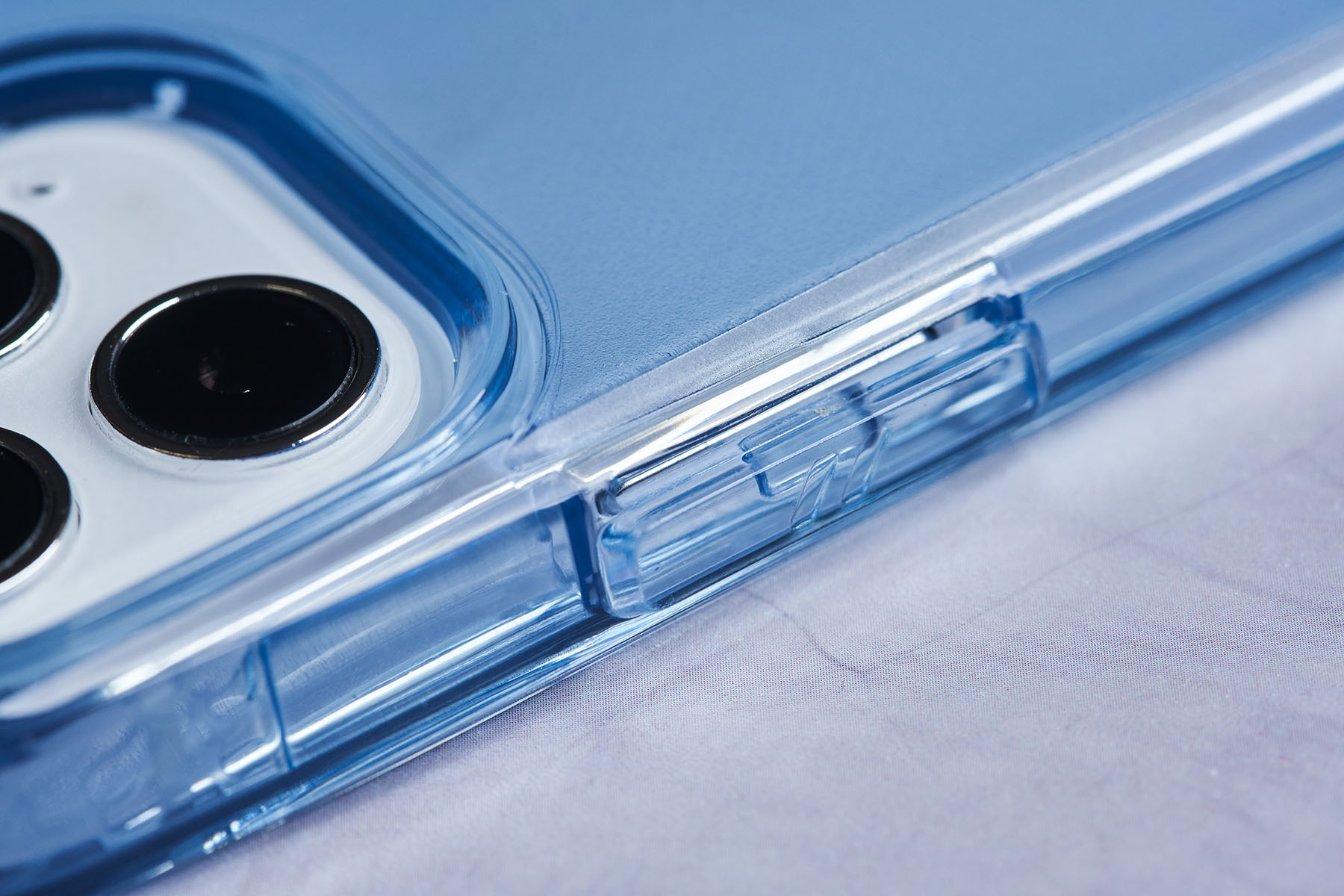 霧透系列的邊框十分厚實，能完整包覆 iPhone 12 的邊框，同時在機身較為凸起的鏡頭模組做了墊高處理，背面朝下放在桌面上也不會有遭受撞擊或擦傷的疑慮！