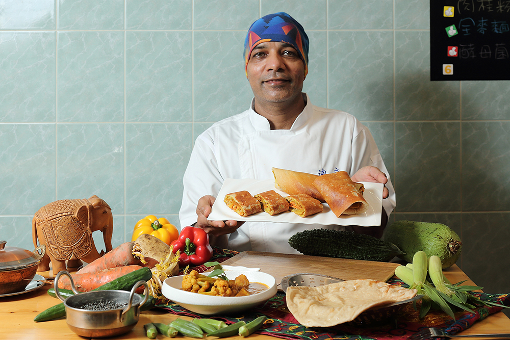「迪立印度健康蔬食坊」的主廚迪立希望客人都能品嚐到對健康和土地都友善的自然食材。(攝影/Carter)