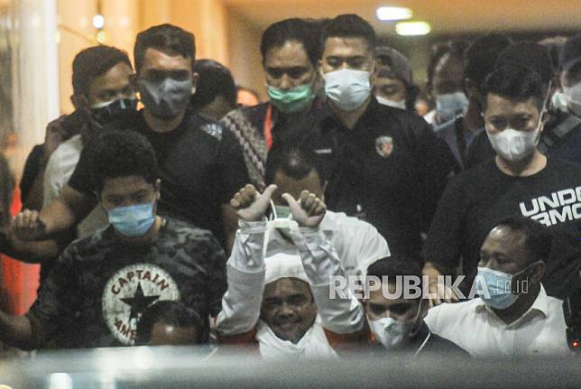 Imam Besar FPI Muhammad Rizieq Shihab memakai baju tahanan usai menjalani pemeriksaan di Mapolda Metro Jaya, Jakarta, Ahad (13/12). Rizieq resmi ditahan usai menjalani pemeriksaan sebagai tersangka kasus pelanggaran protokol kesehatan terkait kasus kerumunan yang terjadi di Petamburan. Republika/Putra M. Akbar