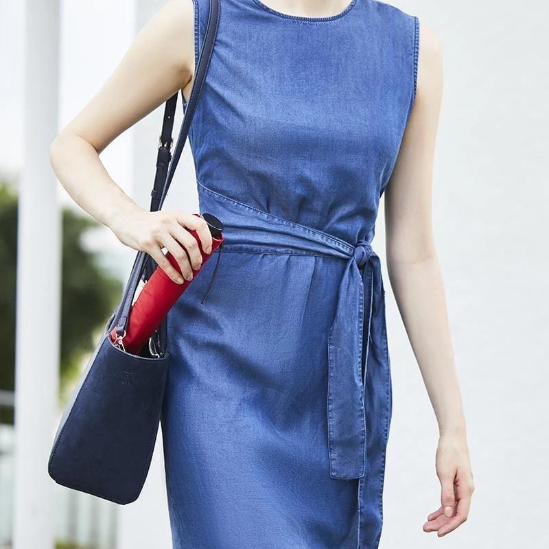 產品特色 「輕甩即乾」優雅收傘，晴天、雨天從容面對 採全球知名頂級機能布料大廠 - 日本東麗集團 東麗酒伊織染 Kudos 三防超纖布 環保無塗層、長效防潑水 UPF50+抗UV，有感降溫12℃，在傘