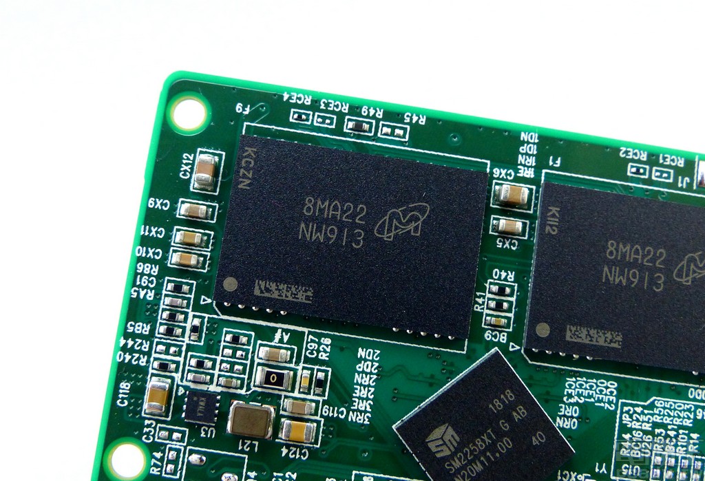 64 層 3D 堆疊 TLC MT29F1T08EMHAFJ4-3R:A 快閃記憶體封裝，內部包含 4 個晶粒（4CE）組成 128GB，對外傳輸介面速度 667MT/s，BX500 480GB 版本一共安排 4 顆封裝