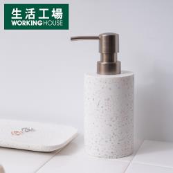 ◎仿義式水磨石效果|◎打造設計感的居家風格|◎衛浴空間也可以很時尚品牌:生活工場種類:收納瓶/收納罐類型:洗手乳罐/給皂瓶罐主材質:膠材質說明:瓶身-樹脂POLY水磨石、壓頭-塑膠啞光電鍍顏色:白色系