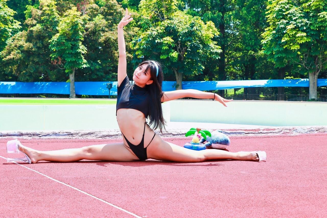 軟体美女大開脚 よく曲がる”コスプレイヤー・柳丸、軟体ボディーを維持するため「スマホゲームをやりながら開脚」（ザテレビジョン）