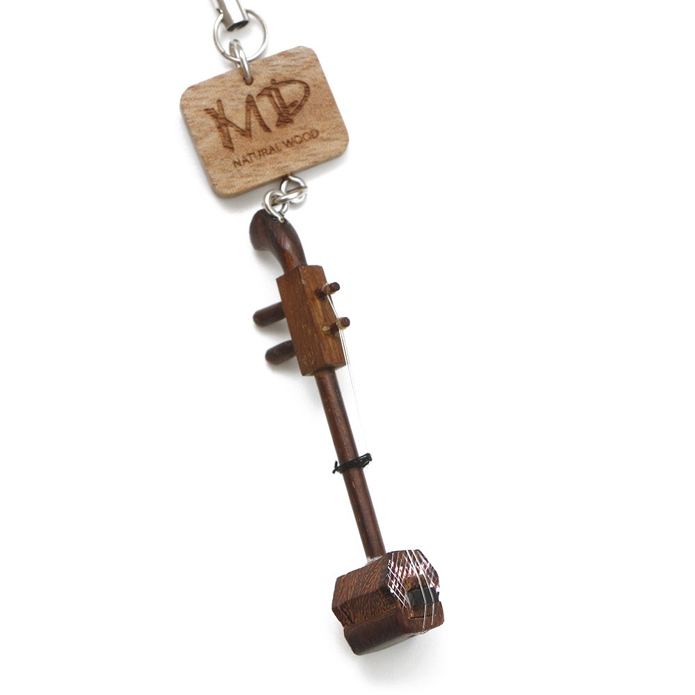 【 Musician Designer 實木迷你樂器吊飾】來自「香港」的音樂文創品牌，成立於2007年由一群音樂家與設計師團隊所開發設計，從觀察音樂家的生活到樂器本身的特色，團隊開發出非常多樣性又創新