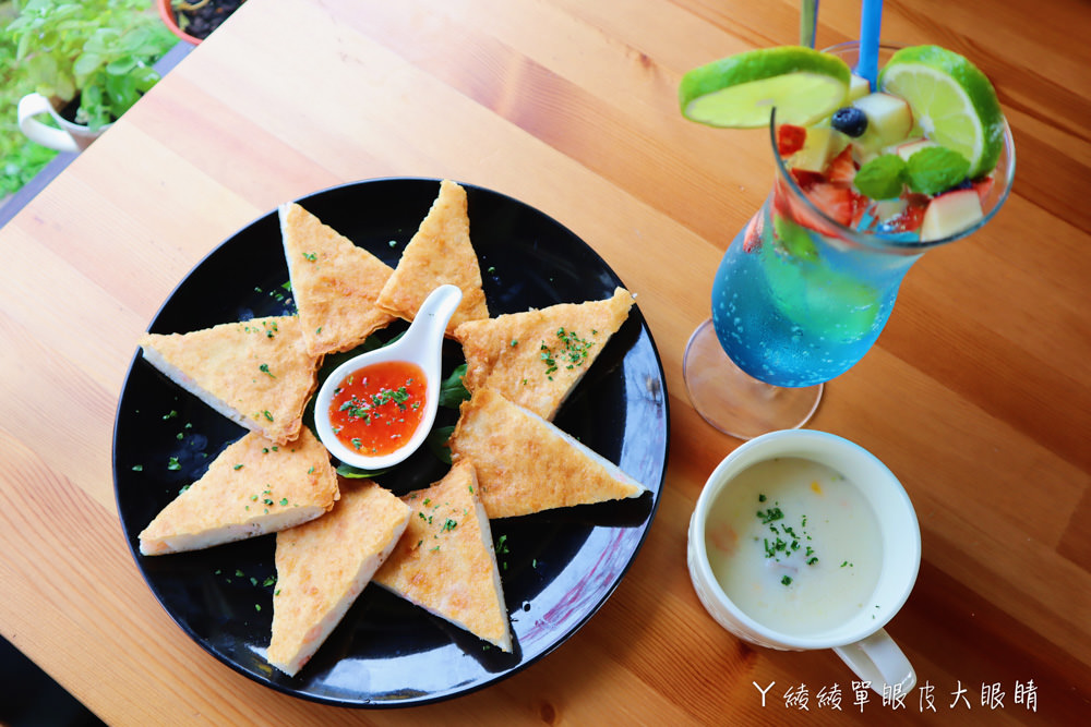 新埔普羅旺斯小木屋餐廳，超夢幻的雨滴蛋糕和草莓飲品，新竹賞櫻景點推薦！