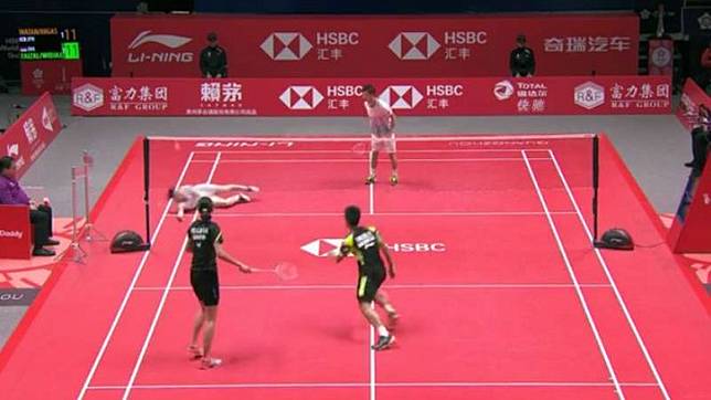 Arisa terjungkal menyambut pukulan Gloria.