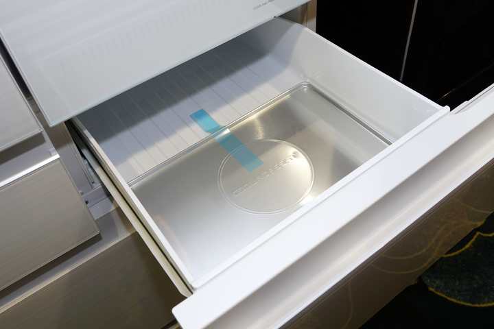 透過獨立的新鮮極凍結室，達到 5 倍速冷凍速度，即使放入熱的食物進行冷卻，也不會影響到冰箱內其他食材。