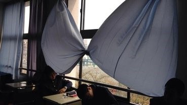日本男子高校日常... 怎麼連窗簾也可以是色色的？？！