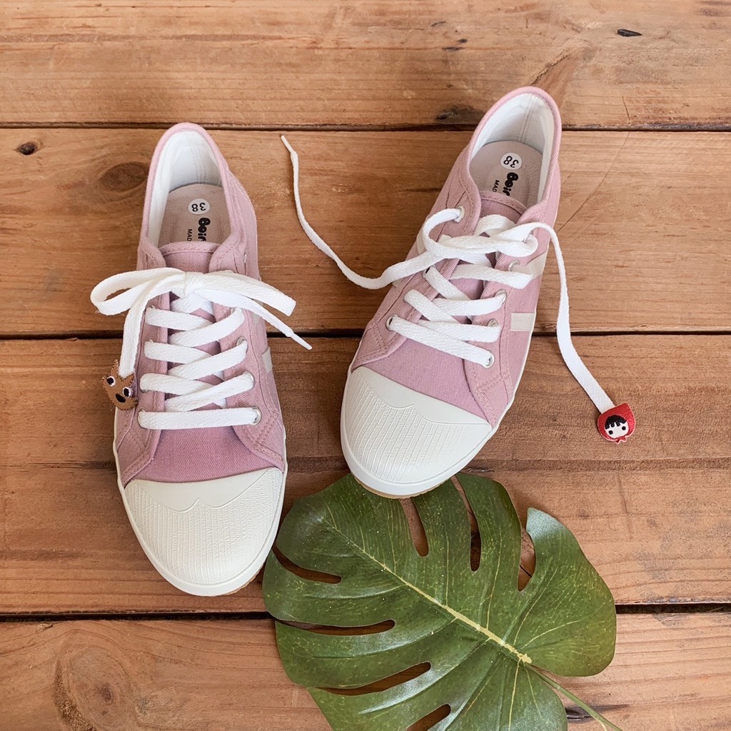 純棉質鞋帶設計： 依個人腳背調整2. 經典造型：經典雙線，搭配俏皮垂墜童話布章3. 真皮乳膠鞋墊：舒適與透氣兼具，免穿襪就能感受到柔軟舒適4. 台灣製造：台灣老師傅手工製作/ 作品用料 /鞋面: 全棉