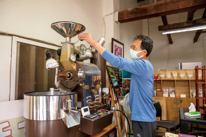 店裡的咖啡豆、原味堅果與麵包等商品，都是老闆夫妻親手烘焙、製作而成。（圖／宋岱融攝）