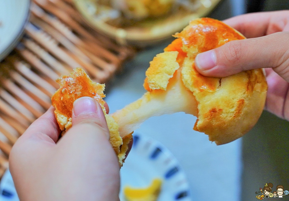 別再只買太陽餅！台中「百年餅店」波蘿蛋黃酥一咬爆餡，黃金Q餅鹹香會牽絲